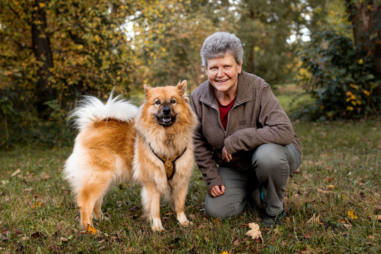 ANNEMARIE MIT HELFERHUND BORA